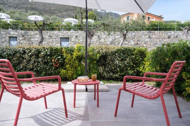 Столик пластиковый журнальный Doga марсала Ø500х400 мм